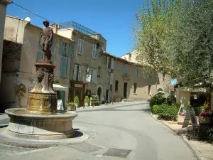 Mougins - Place centrale avec sa fontaine