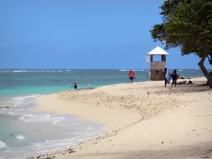 Le Moule - Andere Waterfront strand met zijn fijne zand, de meldkamer en uitzicht op de Atlantische Oceaan