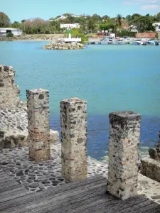 Le Moule - Wisosky ruïnes op de voorgrond met uitzicht op de vissershaven