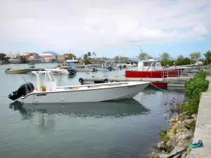 Le Moule - Vissershaven en afgemeerde boten