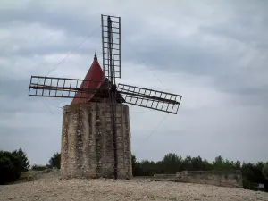 Moulin de Daudet - Moulin se trouvant en haut d'une petite colline de Fontvieille