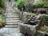 Moulin Richard de Bas - Site du moulin à papier : ruisseau, fleurs et escalier ; sur la commune d'Ambert, dans le Parc Naturel Régional Livradois-Forez