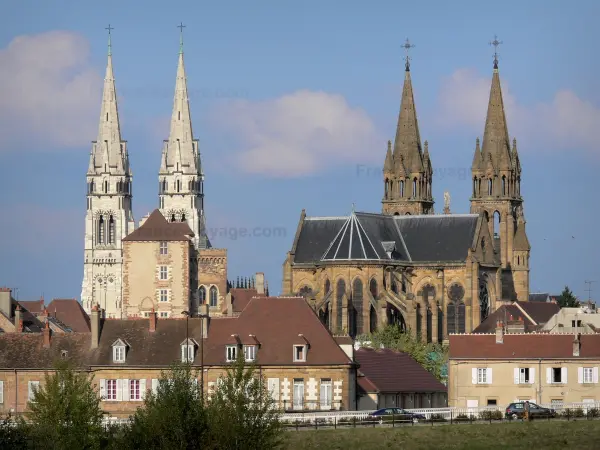 Moulins - Kirchturmspitzen der Kathedrale Notre-Dame und der Kirche Sacré-Coeur, Bergfried Mal Coiffée (Turm Mal Coiffée) und Altstadtfassaden