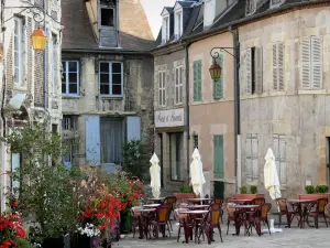 Moulins - Strassencafé, Blumendekoration (Blumen) und Häuserfassaden der Altstadt