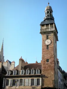 Moulins - Jacquemart (campanile, torre dell'orologio) e le facciate delle case del centro storico