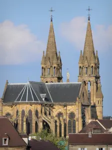 Moulins - Pijlen en hoofd van de kerk van het Heilig Hart