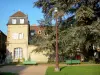 Moulins - Piazza con panchine e la facciata della città vecchia