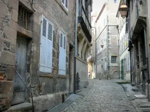 Moulins - Geplaveide straat met huizen