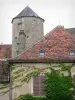 Moulins-Engilbert - Haus flankiert mit einem Turm