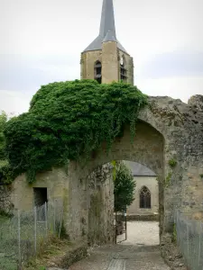 Moulins-Engilbert - Uitzicht op de voordeur van het oude kasteel en de toren van de kerk van St. Johannes de Doper
