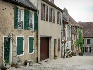 Moulins-Engilbert - Gevels van huizen in de oude stad