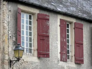 Moulins-Engilbert - Gevel van een huis met wand lantaarn met rode luiken en ramen