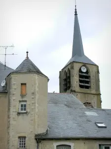 Moulins-Engilbert - Alrededor de la casa torre y campanario de la Iglesia de San Juan Bautista