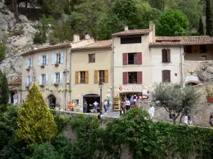 Moustiers-Sainte-Marie - Houses and earthenware shops in the village