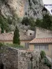 Moustiers-Sainte-Marie - Fels überragend die Häuser des Dorfes
