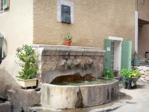 Moustiers-Sainte-Marie - Fontaine et façade d'une maison