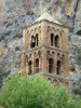 Moustiers-Sainte-Marie - Campanile della Chiesa di Nostra Signora dell'Assunzione della struttura ad albero, e scogliera