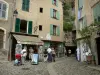 Moustiers-Sainte-Marie - Strasse, Häuser und Einkaufsläden des Dorfes