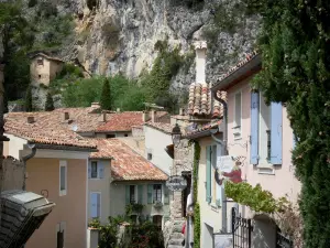 Moustiers-Sainte-Marie - Maisons du village au pied de la falaise