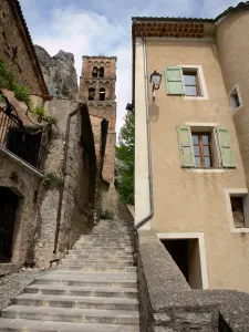 Moustiers-Sainte-Marie - Escalier, clocher de l'église Notre-Dame-de-l'Assomption et maisons du village