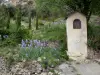Moustiers-Sainte-Marie - Hauskapelle, Iris (Schwertlilien), Stein-Mäuerchen und Bäume