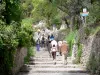 Moustiers-Sainte-Marie - Treppe,gesäumt von Bäumen, führend zu der Kapelle Notre-Dame-de-Beauvoir