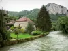 Mouthier-Haute-Pierre - Loue fiume, alberi sulla riva, giardino, case, foreste e scogliere (parete di roccia)