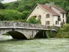 Mouthier-Haute-Pierre - Puente sobre el río Loue, casa en el agua y los árboles