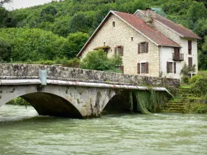 Mouthier-Haute-Pierre - Brücke überspannend den Fluss Loue, Haus am Wasserrand und Bäume