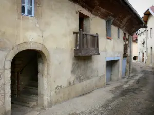 Mouthier-Haute-Pierre - Gasse gesäumt mit Häuser