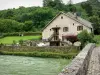 Mouthier-Haute-Pierre - Brug over de rivier de Loue, huis op het water en bomen