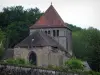 Moutier-d'Ahun - Iglesia románica (antigua abadía) y los árboles