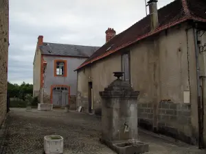 Moutier-d'Ahun - Petite fontaine et maisons du village