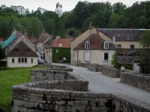 Moutier-d'Ahun - Brücke, Häuser des Dorfes und Bäume