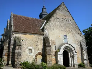 Moutiers-au-Perche - Façade et portail de l'église Notre-Dame du Mont-Harou