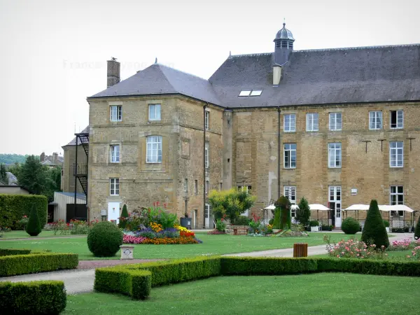 Mouzon - Abteigärten: Rasenflächen, blühende Blumenbeete, und Klostergebäude der ehemaligen Benediktinerabtei Notre-Dame (Altersheim)