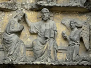 Mouzon - Detail gesneden timpaan van het centrale portaal van de abdijkerk Notre-Dame: Kroning van Maria