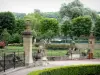 Mouzon - Abbey Gardens met twee stenen leeuwen gebeeldhouwd