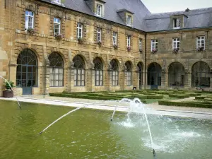 Mouzon - Ancienne abbaye bénédictine Notre-Dame (maison de retraite) : bâtiments conventuels, bassin et jardin à la française