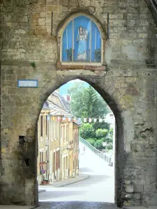 Mouzon - Tor Bourgogne und seine Jungfrau mit Kind