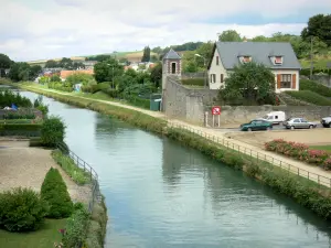 Mouzon - Blick auf die Meuse und ihre nächste Umgebung