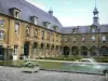 Mouzon - Voormalige Benedictijner abdij Notre-Dame (bejaardenhuis): kloostergebouwen, vijver en de Franse tuin