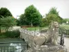 Mouzon - Abbey Gardens: leeuw gesneden stenen brug over water, bloembedden en groen