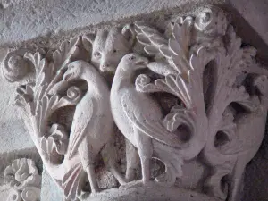 Mozac church - Inside the Saint-Pierre abbey church: carved capitals