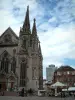 Mulhouse - Place de la Réunion avec le temple Saint-Étienne, un carrousel, des maisons et un immeuble