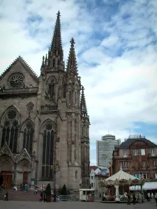 Mulhouse - Plaats van Ontmoeting met de Temple Saint-Etienne, een carrousel, huizen en een gebouw