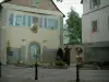 Mulhouse - Kleiner Platz mit Kunstwerken und Häuser geschmückt mit Malereien (Trompe l'il Effekt)