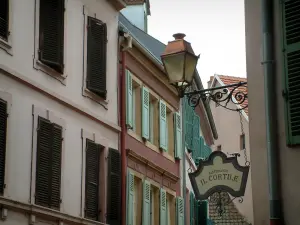 Mulhouse - Maisons aux façades couleur pastel et enseigne