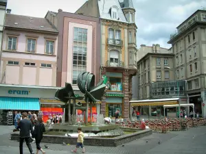 Mulhouse - Plein met een fontein, een cafe, winkels en gebouwen