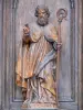 Mur-de-Barrez - Particolare del portale della chiesa di San Tommaso di Canterbury: statua lignea di San Tommaso di Canterbury